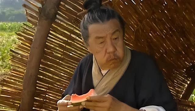 乾隆在路边吃瓜,连连称赞瓜甜,走出百米后突然下令:处死瓜农