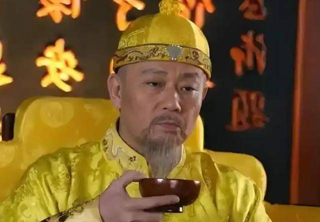 乾隆在路边吃瓜,连连称赞瓜甜,走出百米后突然下令:处死瓜农